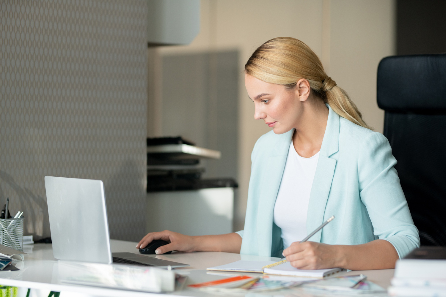Profissional gerenciando emissão de NFC-e em ambiente corporativo.